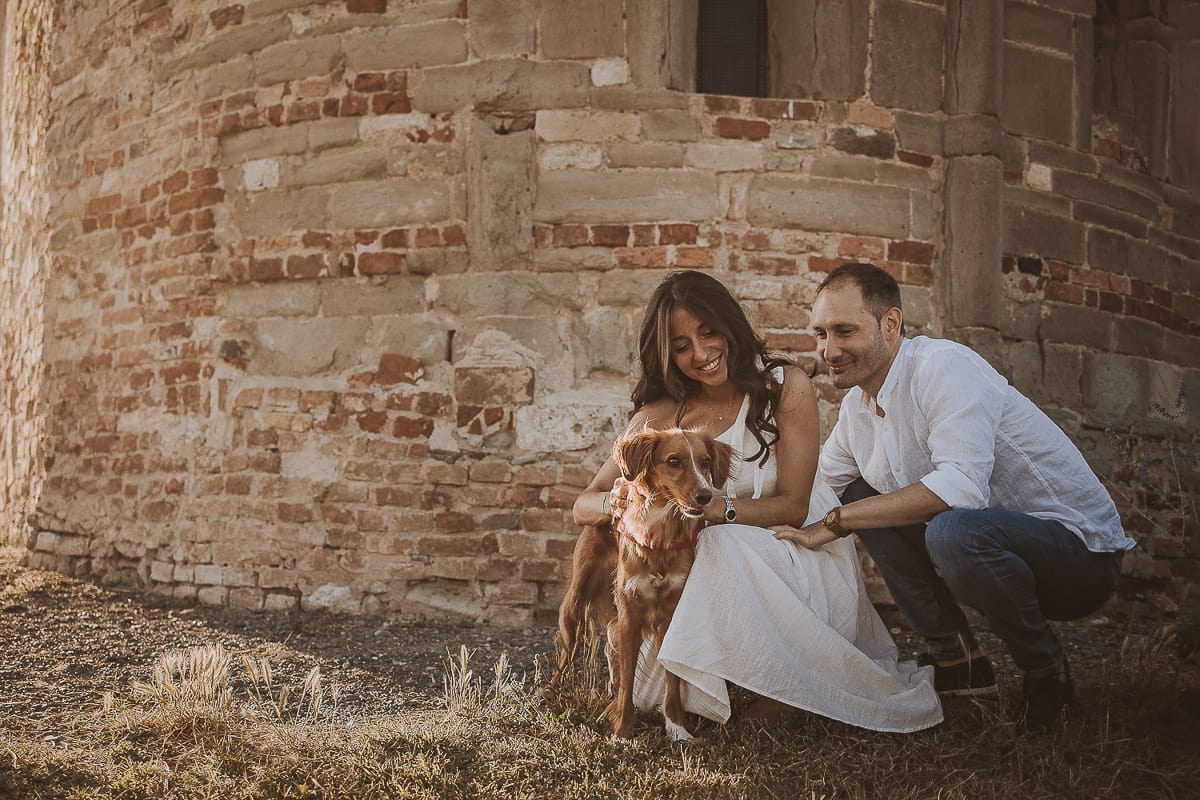 Prewedding romantico e da sogno in Monferrato. Valeria e Omar in mezzo ai fiori dietro la chiesa romanica di San Lorenzo con la loro cagnolina Nadine