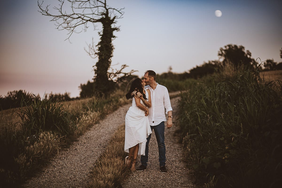 Prewedding romantico e da sogno al tramonto in Monferrato. Omar fa fare una piroetta a Valeria.