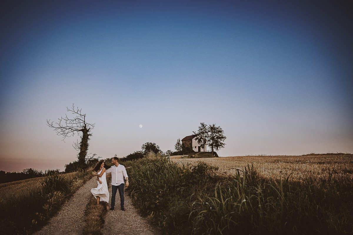 Prewedding romantico e da sogno al tramonto in Monferrato. Omar fa fare una piroetta a Valeria.