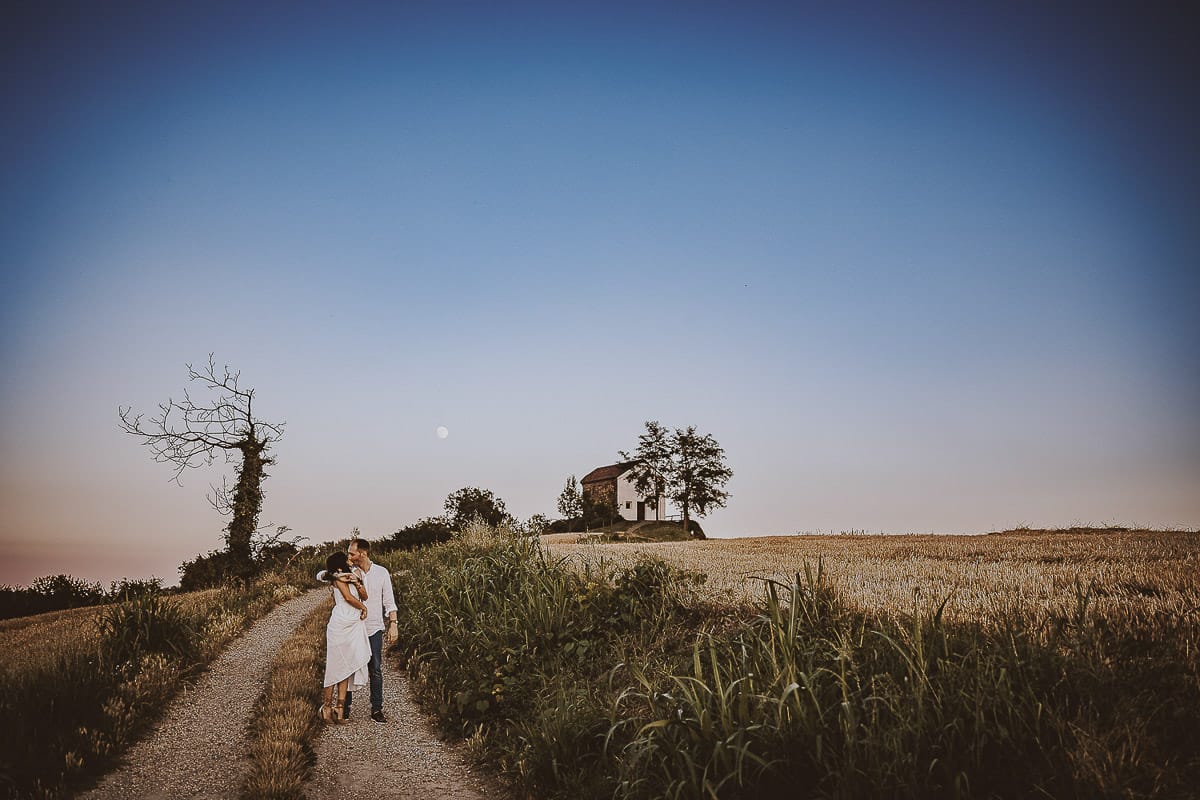Prewedding romantico e da sogno al tramonto in Monferrato. Omar fa fare una piroetta a Valeria.