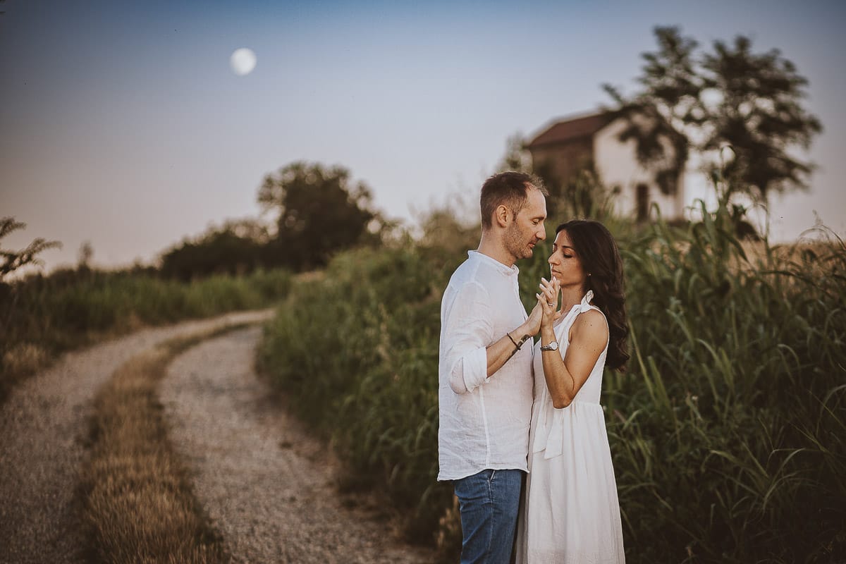 Prewedding romantico e da sogno al tramonto in Monferrato. Ritratto intensodi Valeria e Omar con la luna piena