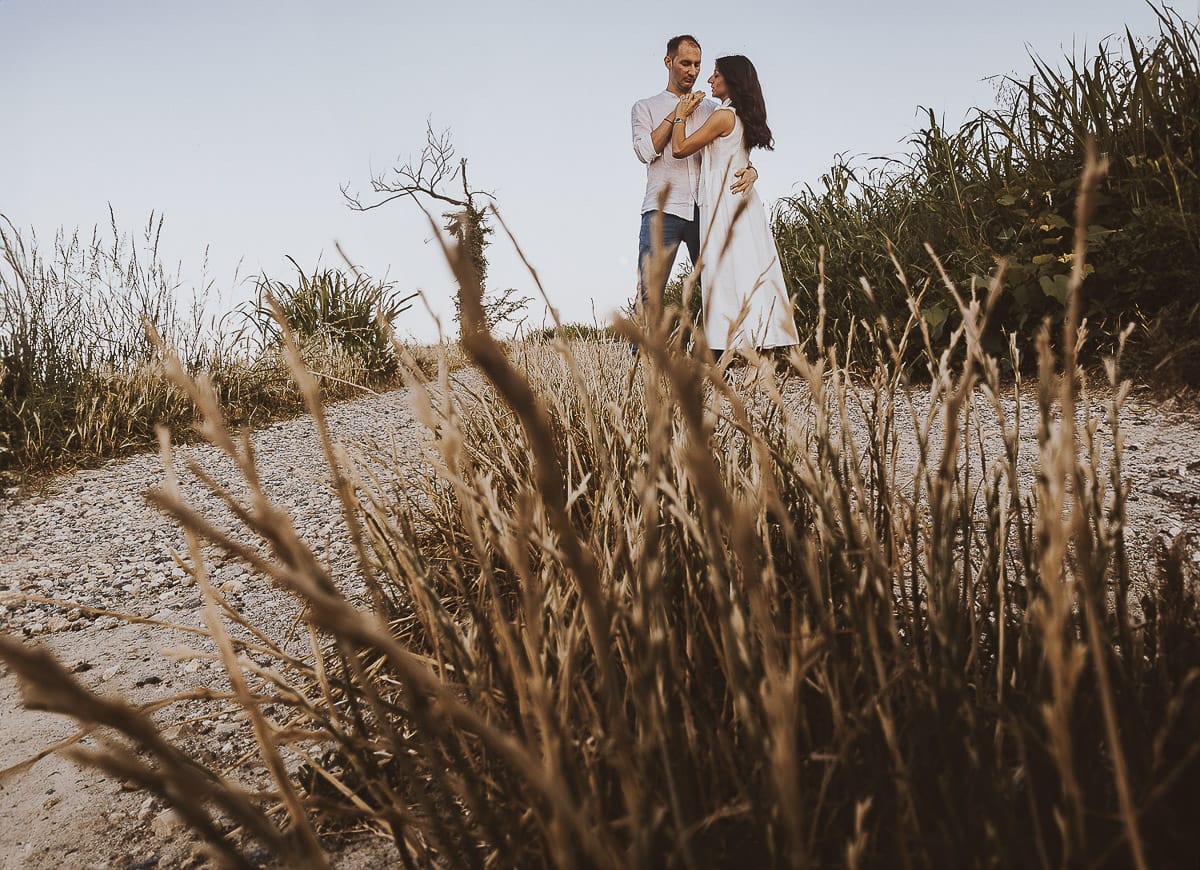 Prewedding romantico e da sogno al tramonto in Monferrato. Ritratto intensodi Valeria e Omar. Foto ripresa dal drone posto sul terreno.
