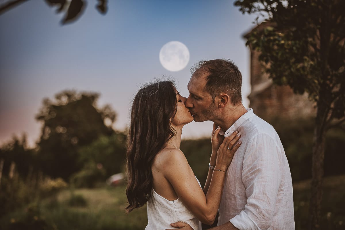 Prewedding romantico e da sogno al tramonto in Monferrato. Valeria e Omar si baciano con la luna piena