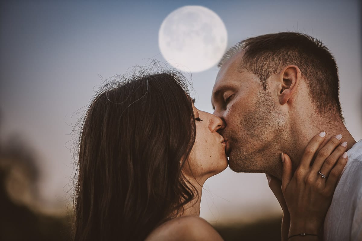 Prewedding romantico e da sogno al tramonto in Monferrato. Valeria e Omar si baciano con la luna piena