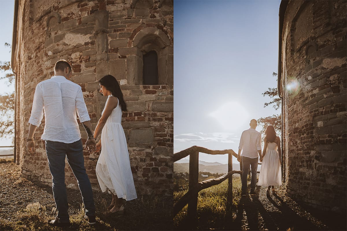 Prewedding romantico e da sogno in Monferrato. Valeria e Omar in mezzo ai fiori dietro la chiesa romanica di San Lorenzo camminano tenendosi per mano con la luce calda del tramonto
