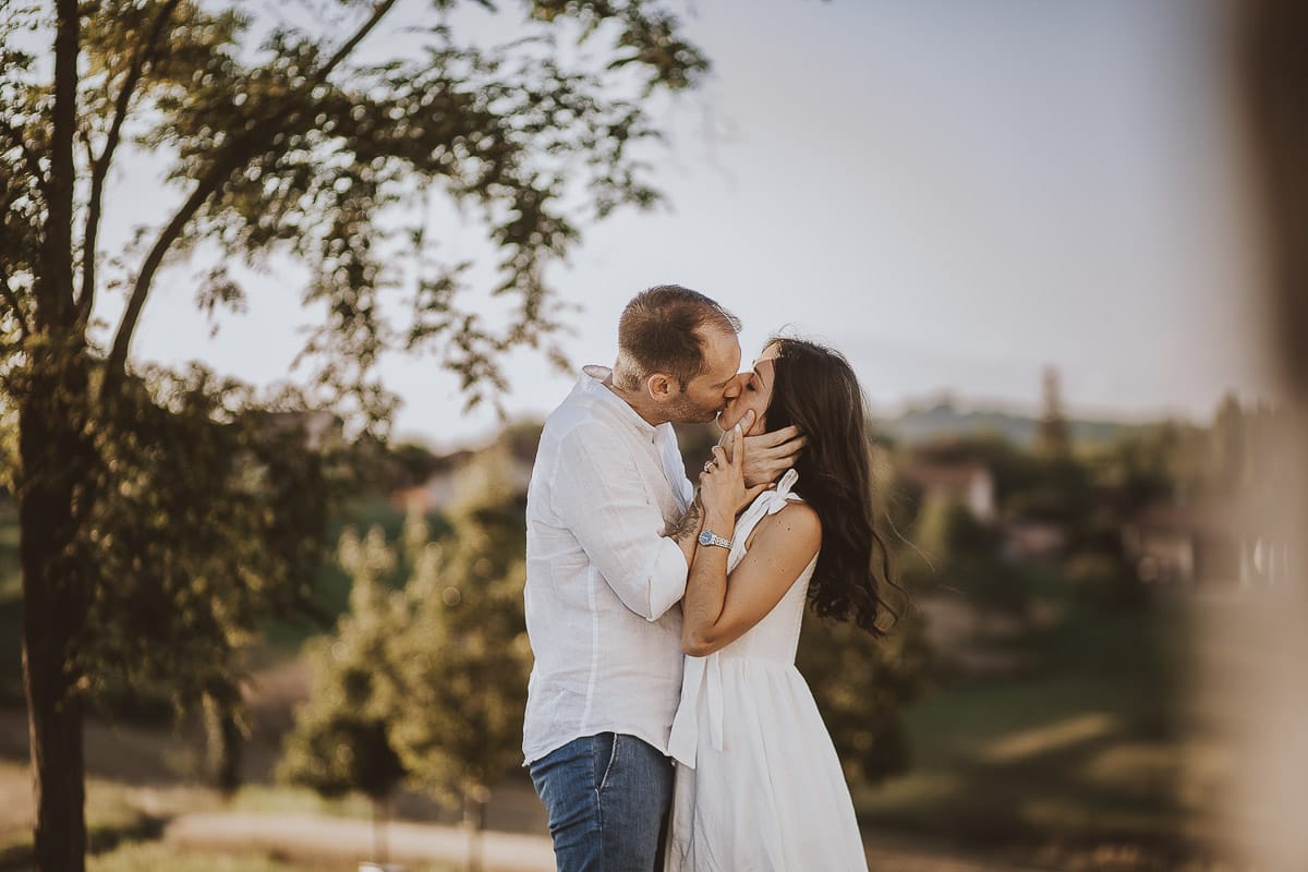 Prewedding romantico e da sogno al tramonto in Monferrato. Valeria e Omar si baciano.