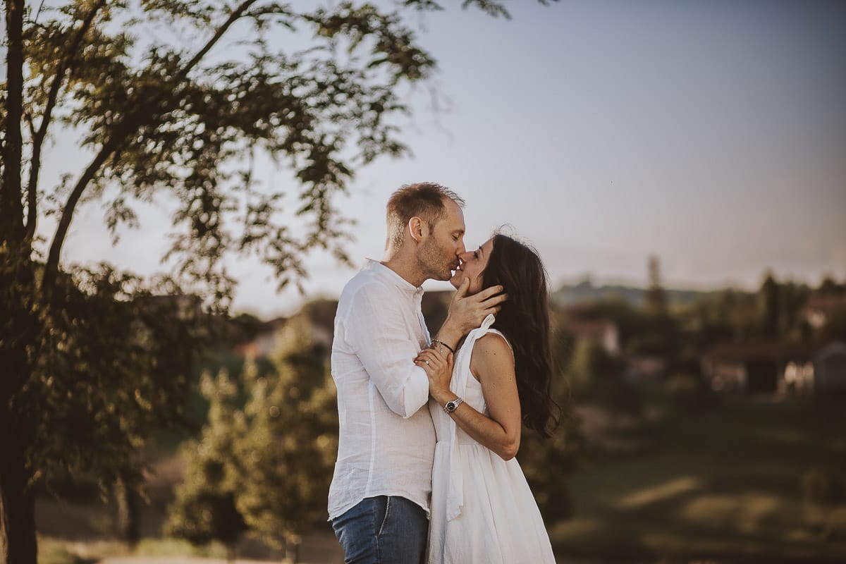 Prewedding romantico e da sogno al tramonto in Monferrato. Valeria e Omar si baciano.