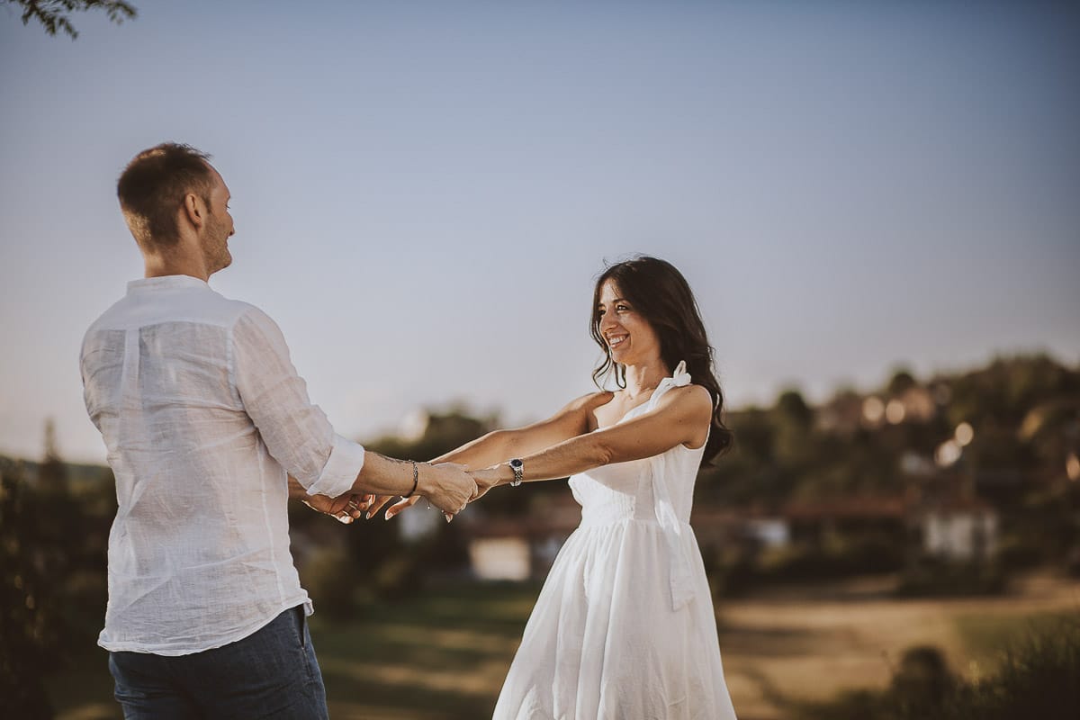 Prewedding romantico e da sogno al tramonto in Monferrato. Valeria e Omar si tengono per mano.