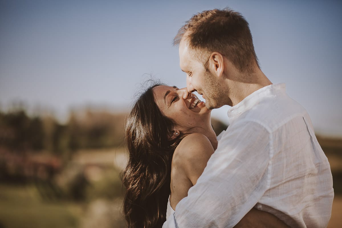Prewedding romantico e da sogno al tramonto in Monferrato. Valeria Omar si guardano intensamente