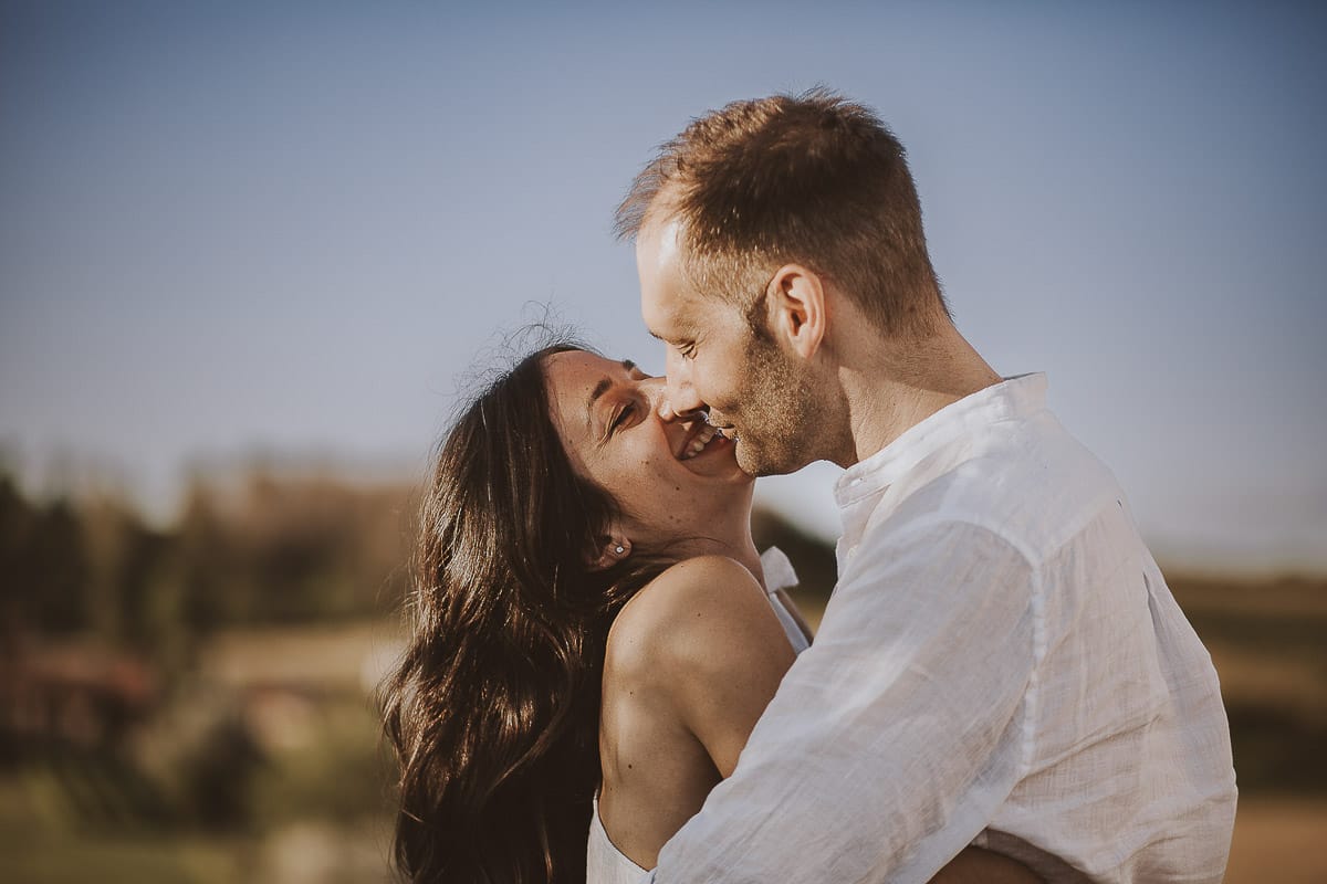 Prewedding romantico e da sogno al tramonto in Monferrato. Valeria e Omar si guardano baciandosi dolcemente