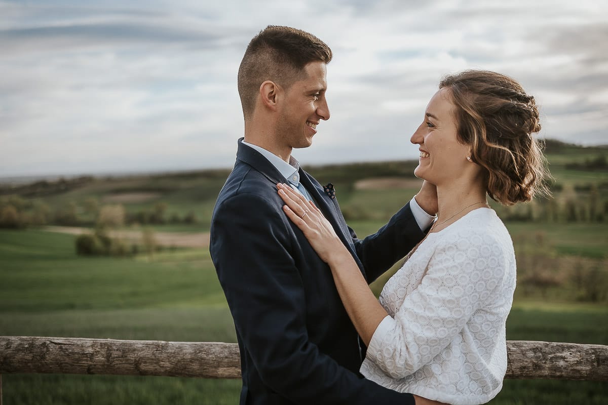 Prewedding primaverile in collina a Mombello di Torino di Federica e Mattia. Mattia accarezza Federica sulla guancia.