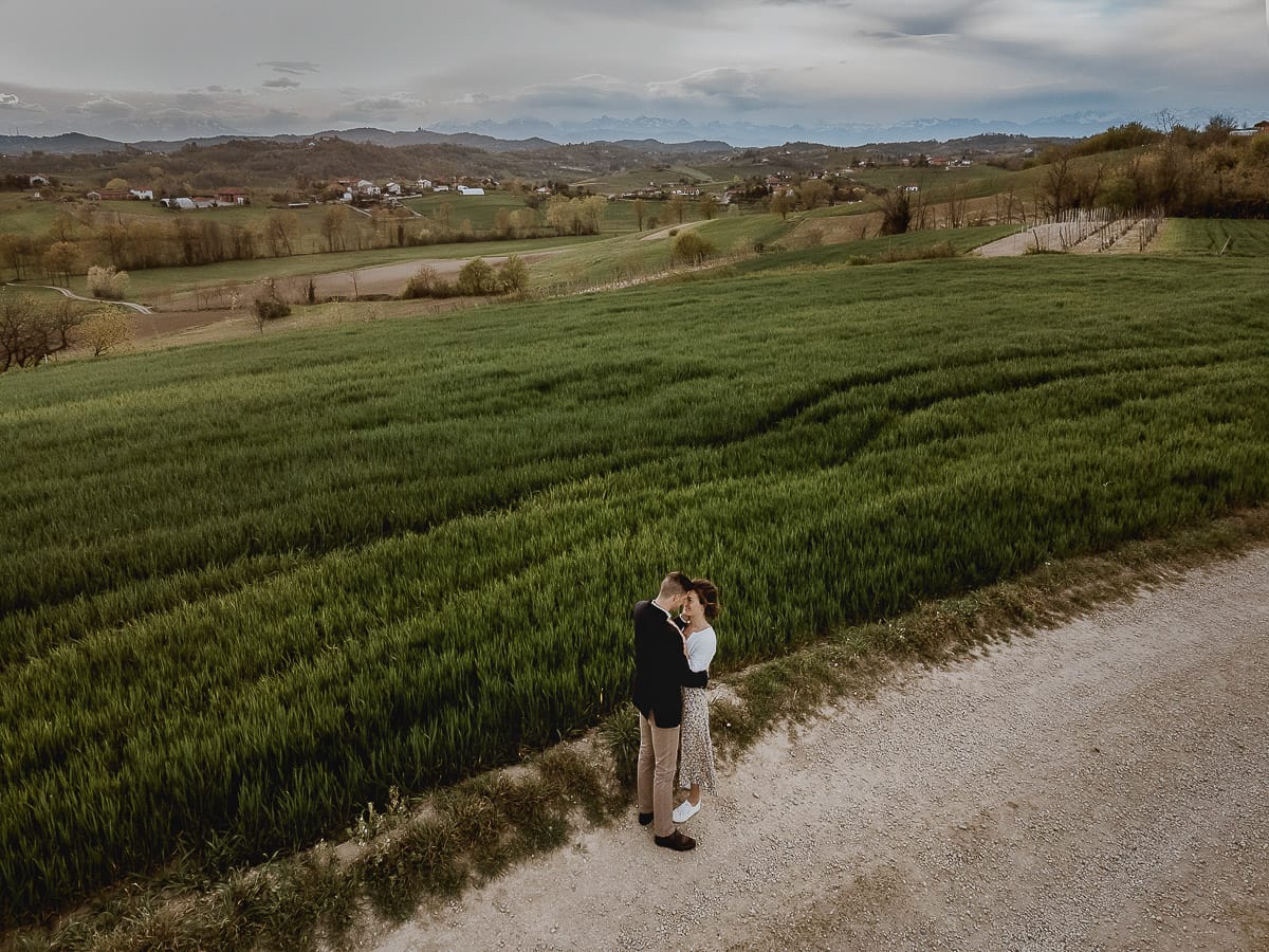 Prewedding primaverile in collina a Mombello di Torino di Federica e Mattia. La coppia si abbraccia. Foto ripresa dal drone.