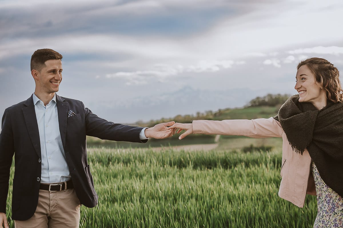 Prewedding primaverile in collina a Mombello di Torino di Federica e Mattia.