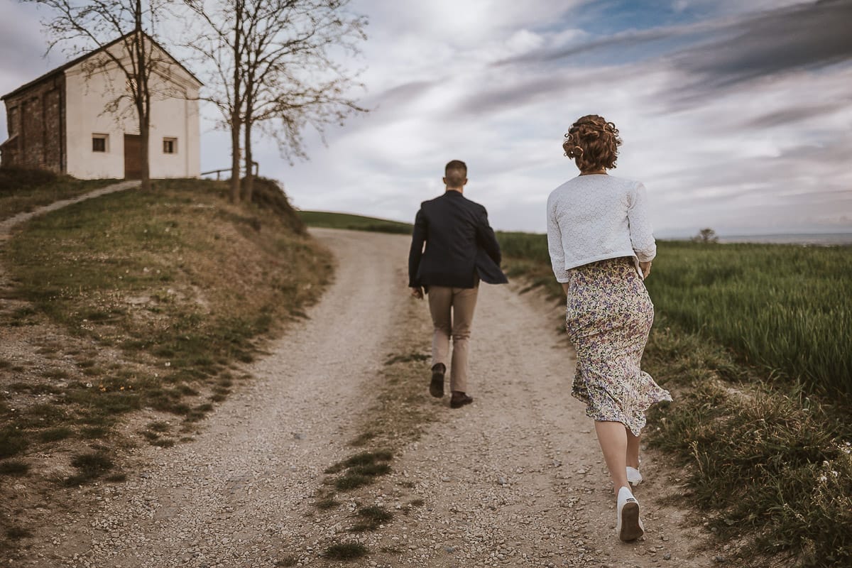 Prewedding primaverile in collina a Mombello di Torino di Federica e Mattia. Federica e Mattia corrono e si rincorrono