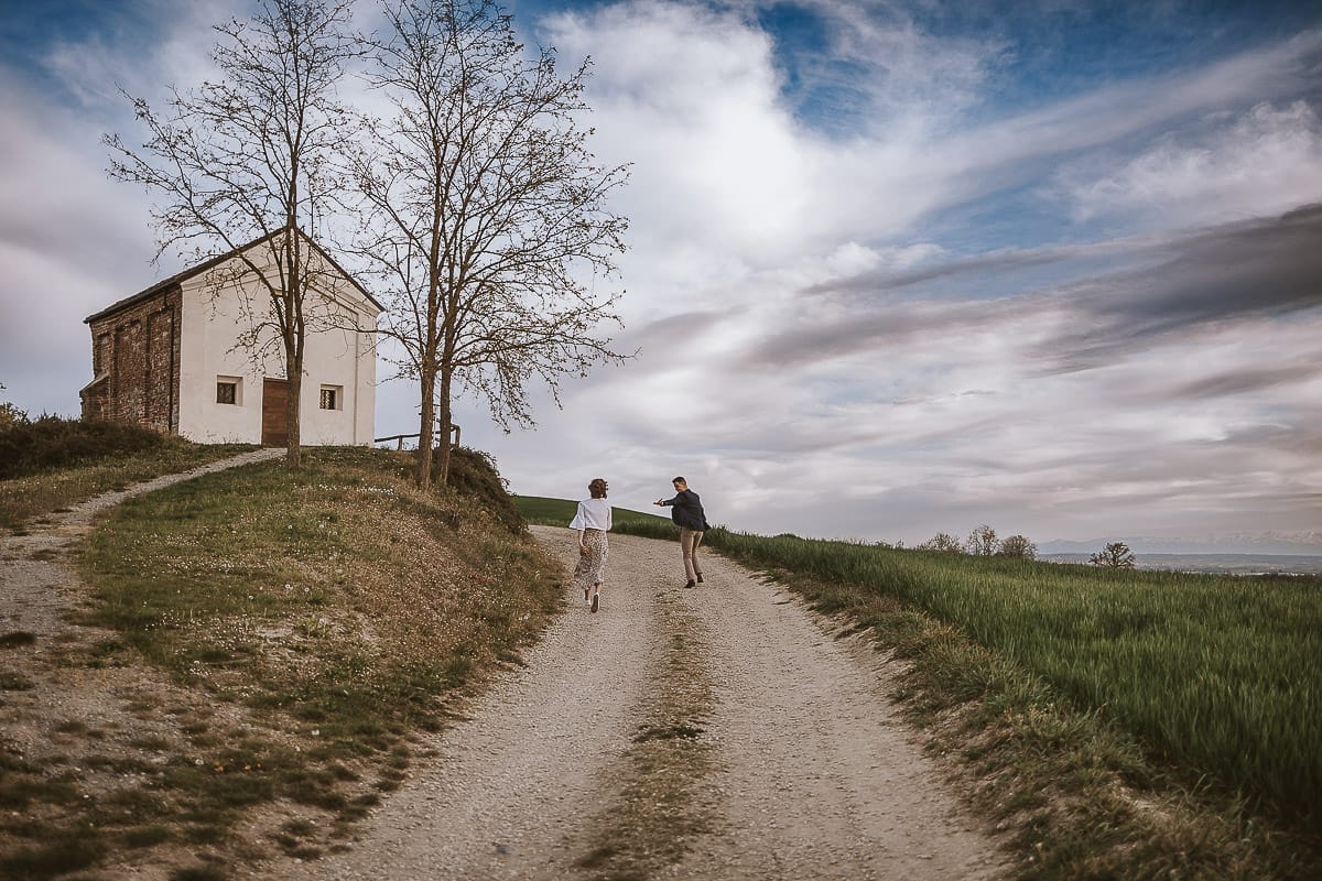 Prewedding primaverile in collina a Mombello di Torino di Federica e Mattia. Federica e Mattia corrono e si rincorrono
