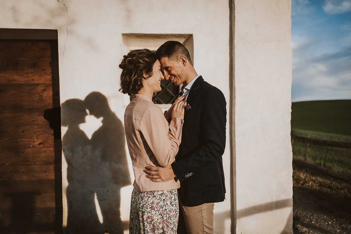 Prewedding primaverile in collina a Mombello di Torino di Federica e Mattia. Federica e Mattia di fronte alla chiesa di San Lorenzo. Ombre