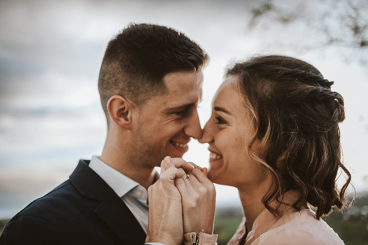 Prewedding primaverile in collina a Mombello di Torino di Federica e Mattia. Ritratto ravvicinato.