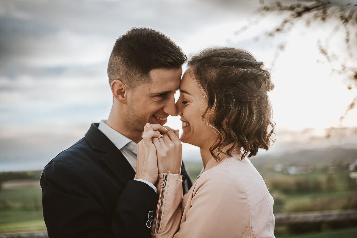 Prewedding primaverile in collina a Mombello di Torino di Federica e Mattia. Ritratto ravvicinato.