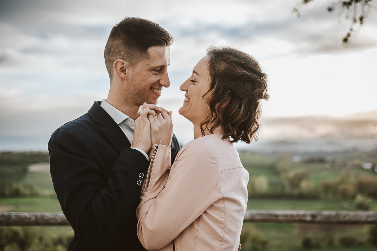 Prewedding primaverile in collina a Mombello di Torino di Federica e Mattia. Ritratto ravvicinato.