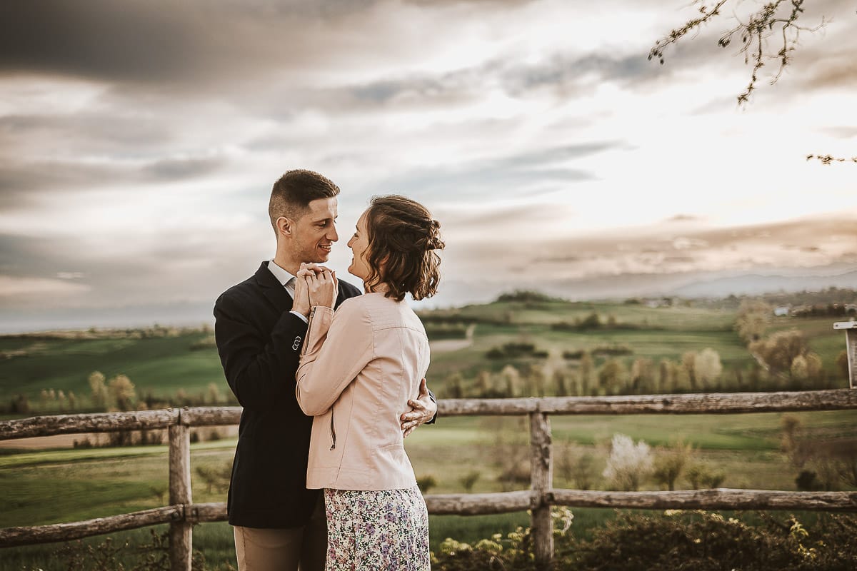 Prewedding primaverile in collina a Mombello di Torino di Federica e Mattia. Ritratto ravvicinato.