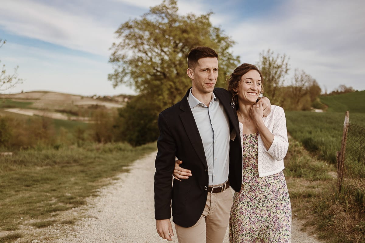 Prewedding primaverile in collina a Mombello di Torino di Federica e Mattia. La coppia cammina abbracciati.