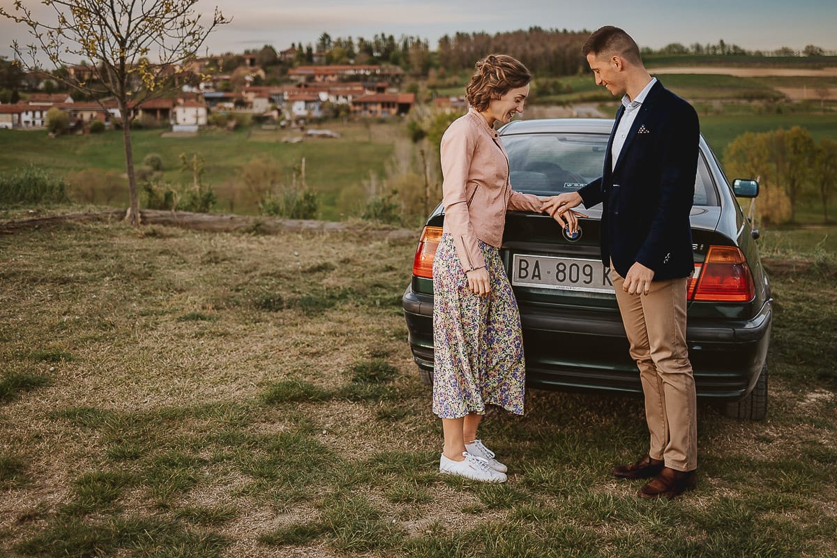 Prewedding primaverile in collina a Mombello di Torino di Federica e Mattia. Federica e Mattia dietro la BMW vintage di Mattia.