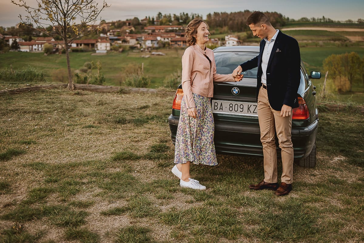 Prewedding primaverile in collina a Mombello di Torino di Federica e Mattia. Federica e Mattia dietro la BMW vintage di Mattia.