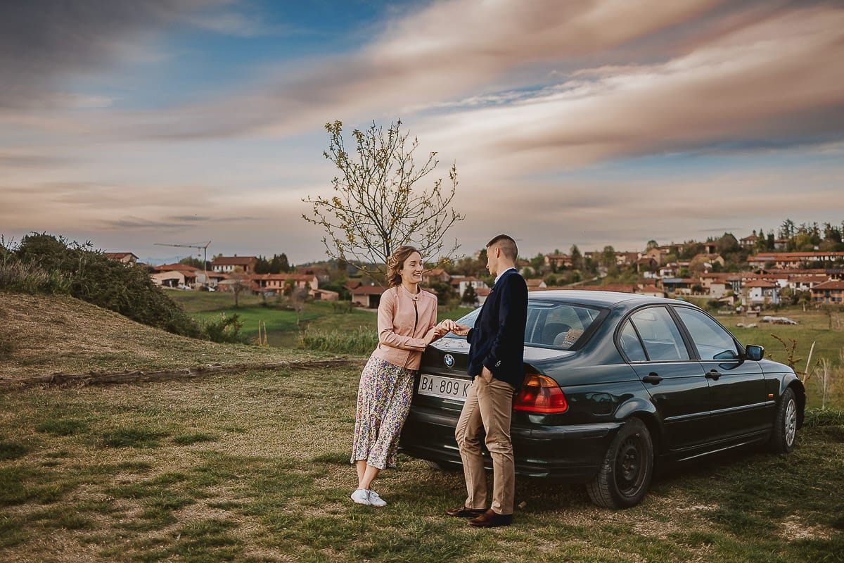 Prewedding primaverile in collina a Mombello di Torino di Federica e Mattia. Federica e Mattia dietro la BMW vintage di Mattia.