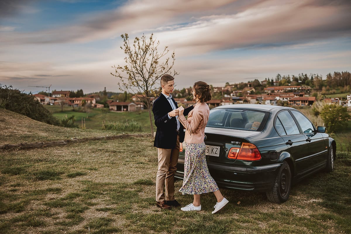 Prewedding primaverile in collina a Mombello di Torino di Federica e Mattia. Federica e Mattia dietro la BMW vintage di Mattia.