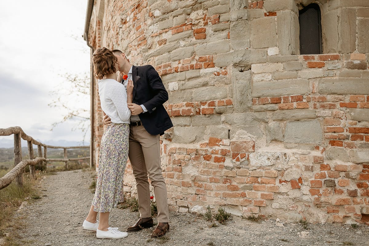 Prewedding primaverile in collina a Mombello di Torino di Federica e Mattia. Mattia bacia la guancia di Federica.