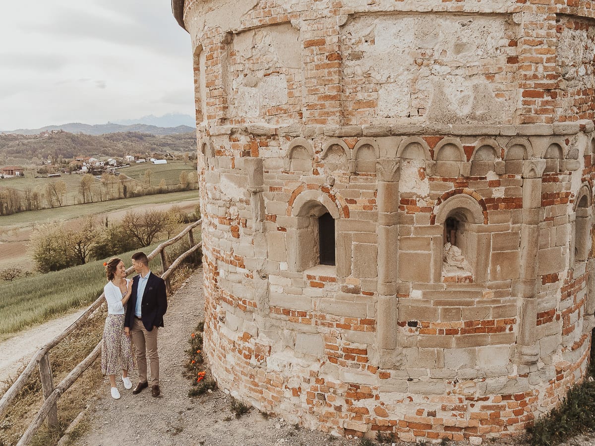 Prewedding primaverile in collina a Mombello di Torino di Federica e Mattia. La coppia si guarda. Foto ripresa dal drone.