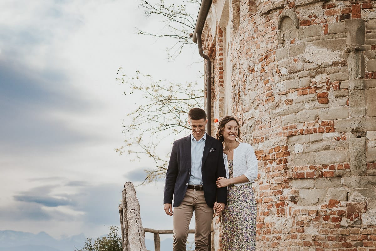 Prewedding primaverile in collina a Mombello di Torino di Federica e Mattia.