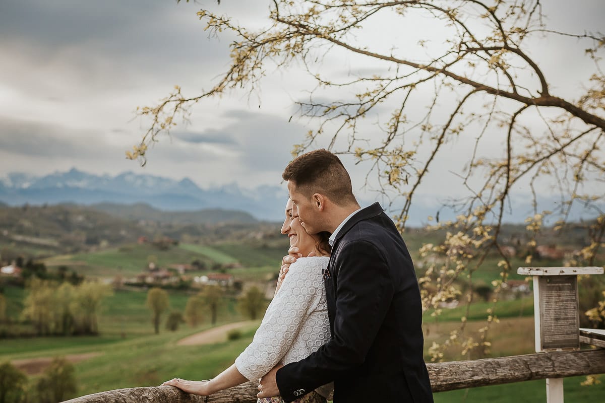 Prewedding primaverile in collina a Mombello di Torino di Federica e Mattia. Federica e mattia guardano il panorama.