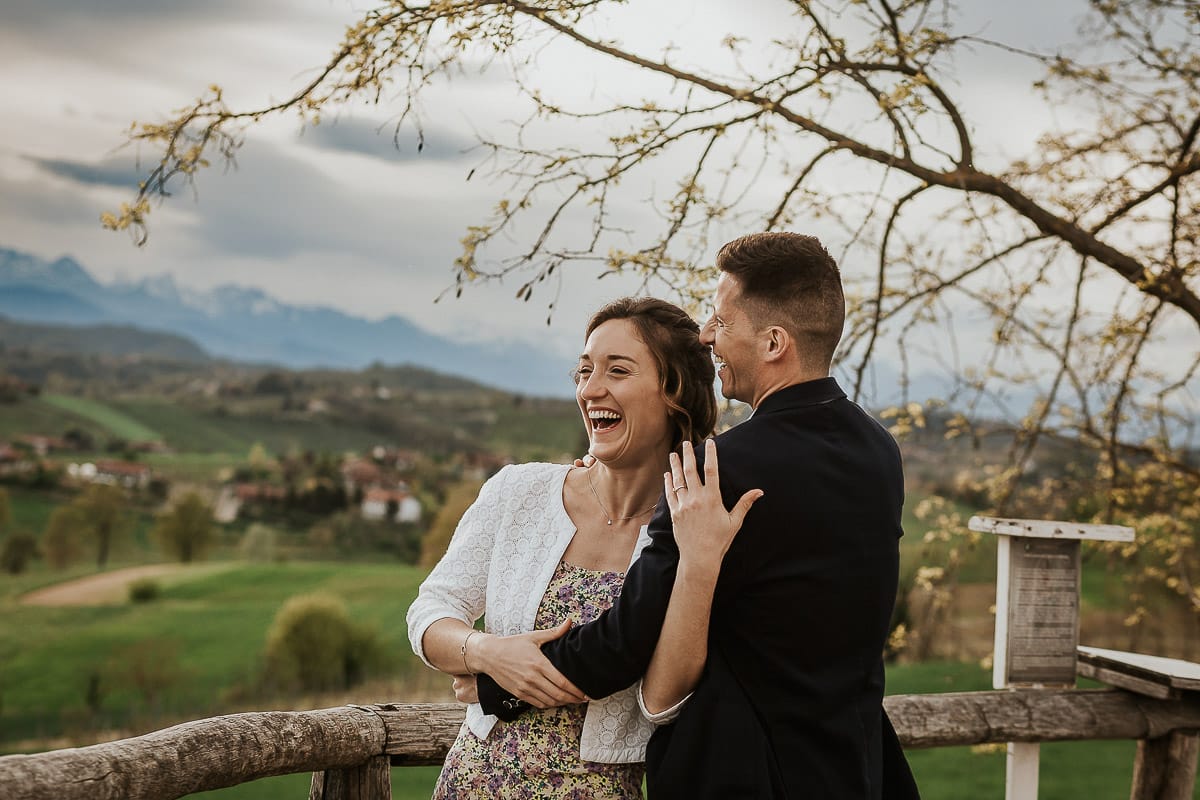 Prewedding primaverile in collina a Mombello di Torino di Federica e Mattia. Ritratto carino della coppia. Federica ride