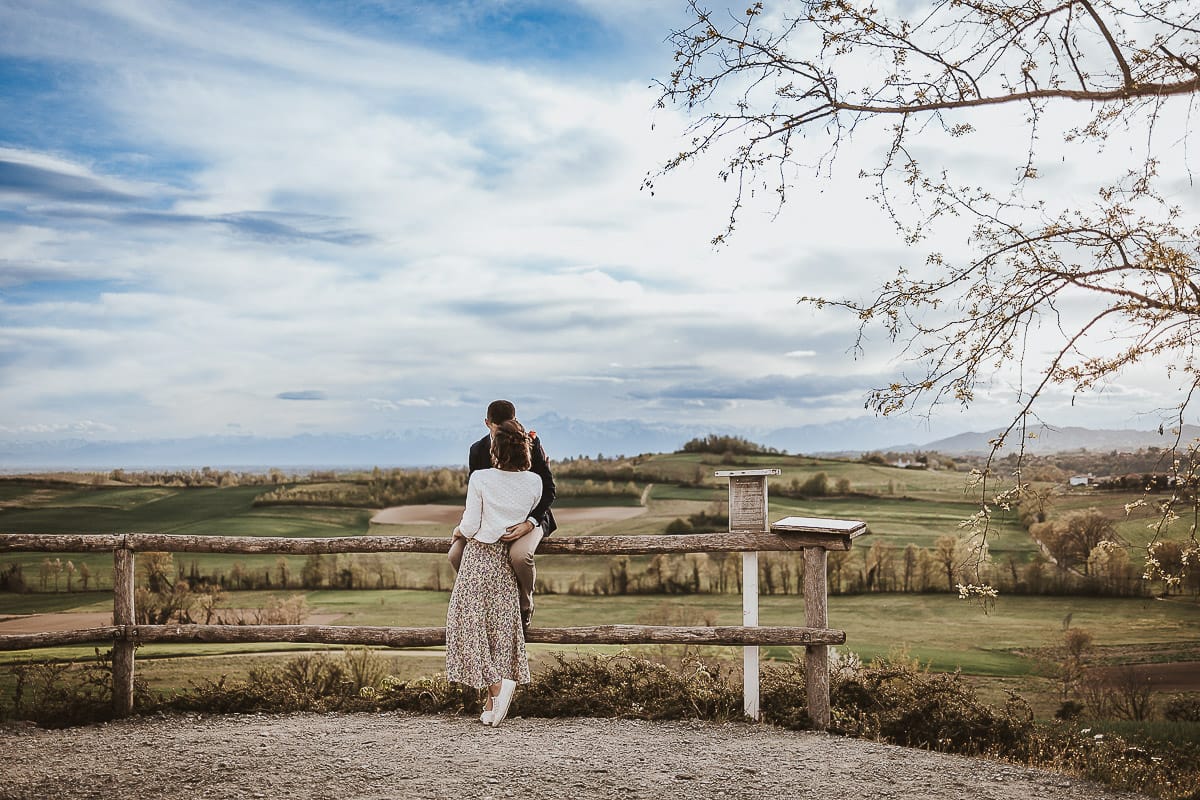 Prewedding primaverile in collina a Mombello di Torino di Federica e Mattia.