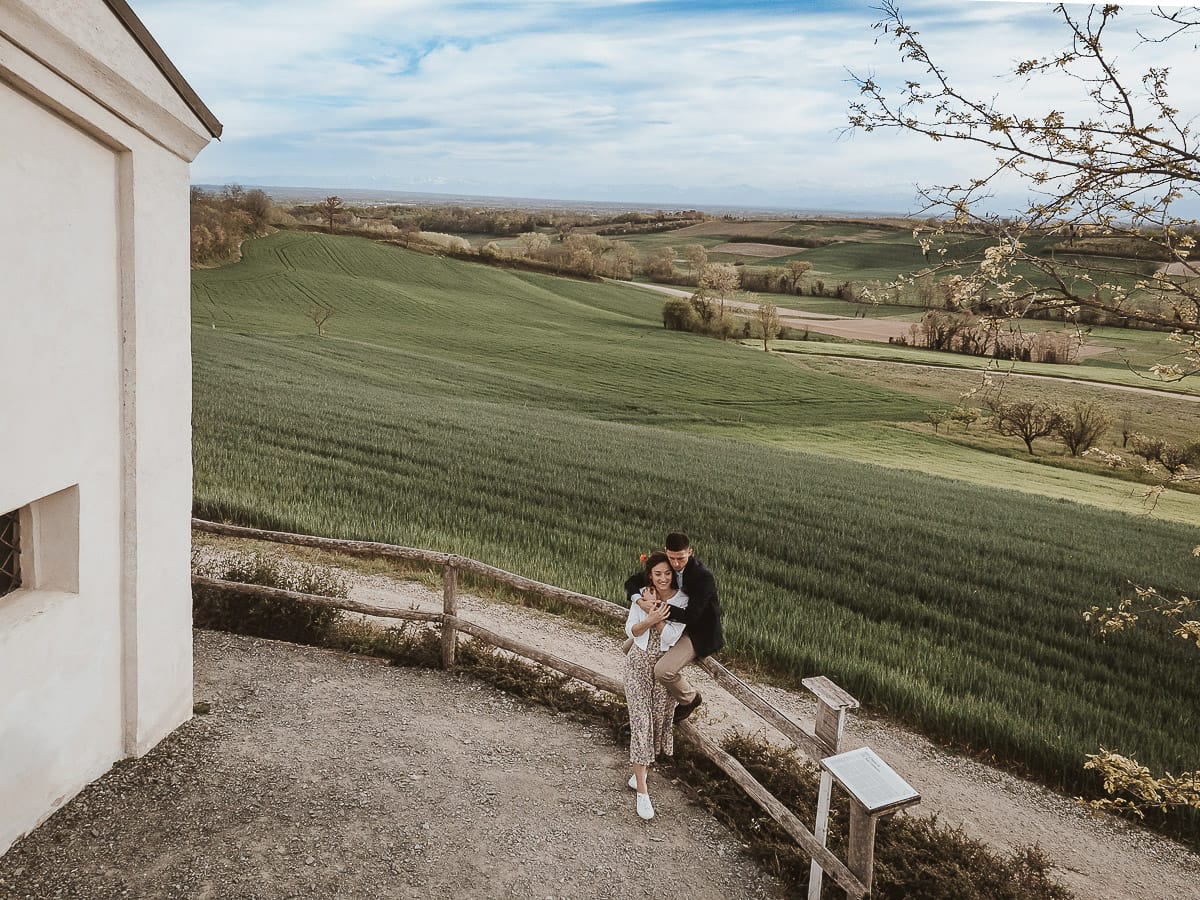 Prewedding primaverile in collina a Mombello di Torino di Federica e Mattia. Foto ripresa dal drone.