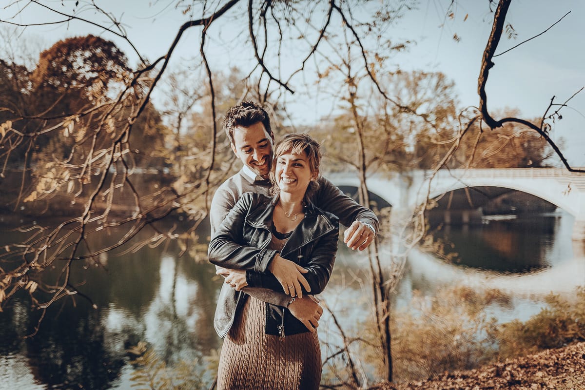 servizio fotografico prewedding da favola sul Lungo Po di Torino con il foliage autunnale. Cristina e Andrea si abbracciano davanti al ponte sul Po che si riflette nell'acqua