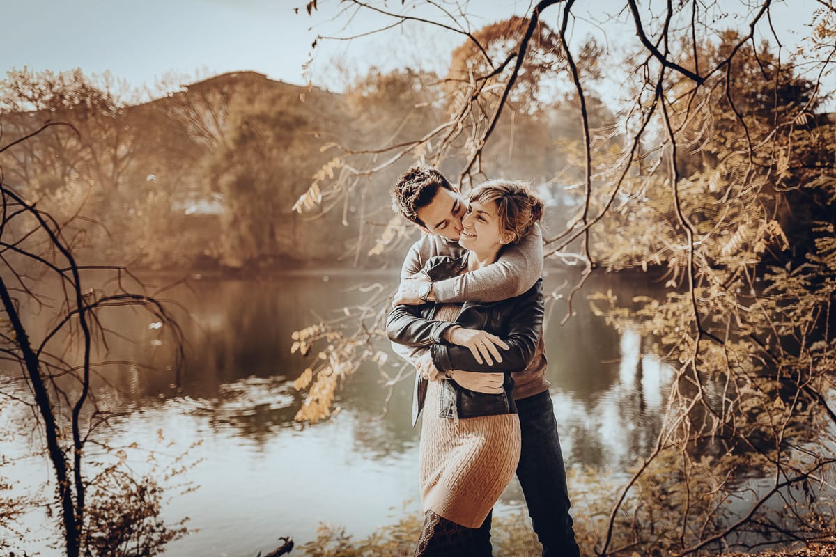 servizio fotografico prewedding da favola sul Lungo Po di Torino con il foliage autunnale. Cristina e Andrea si abbracciano davanti al ponte sul Po che si riflette nell'acqua