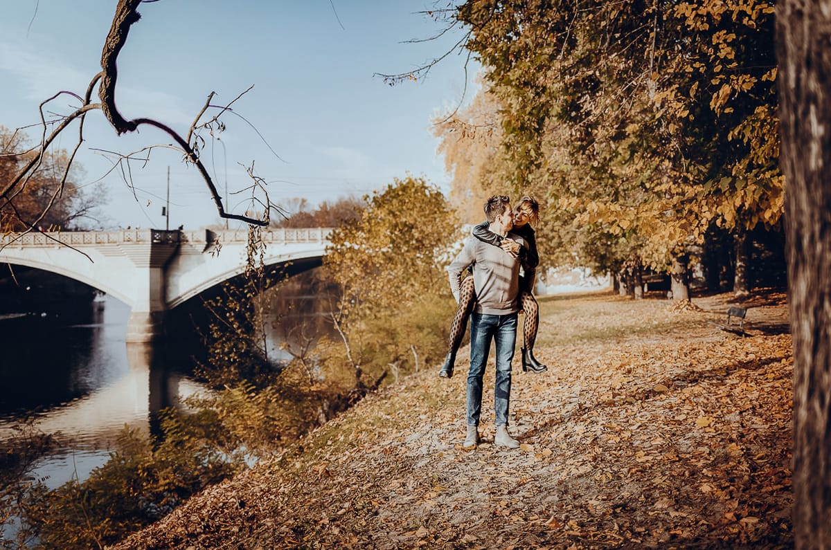 servizio fotografico prewedding da favola sul Lungo Po di Torino con il foliage autunnale. Cristina e Andrea giocano davanti al ponte sul Po che si riflette nell'acqua