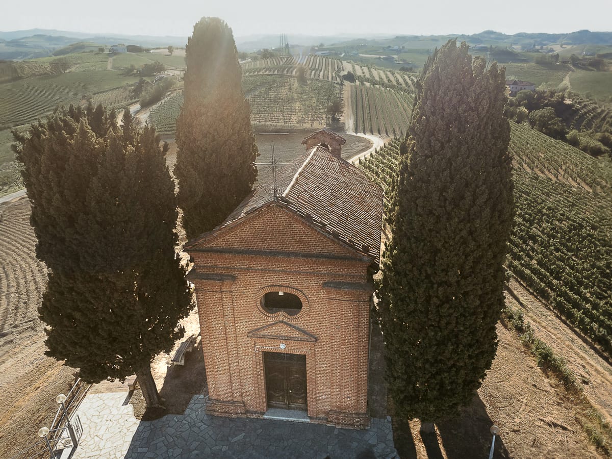 Prewedding da sogno a Nizza Monferrato. Fotografia aerea dal drone della chiesa della Madonna della Neve