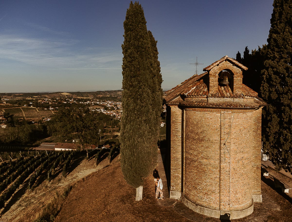 Prewedding da sogno a Nizza Monferrato intorno alla chiesa della Madonna della Neve. Matteo e Fiammetta si guardano intensamente