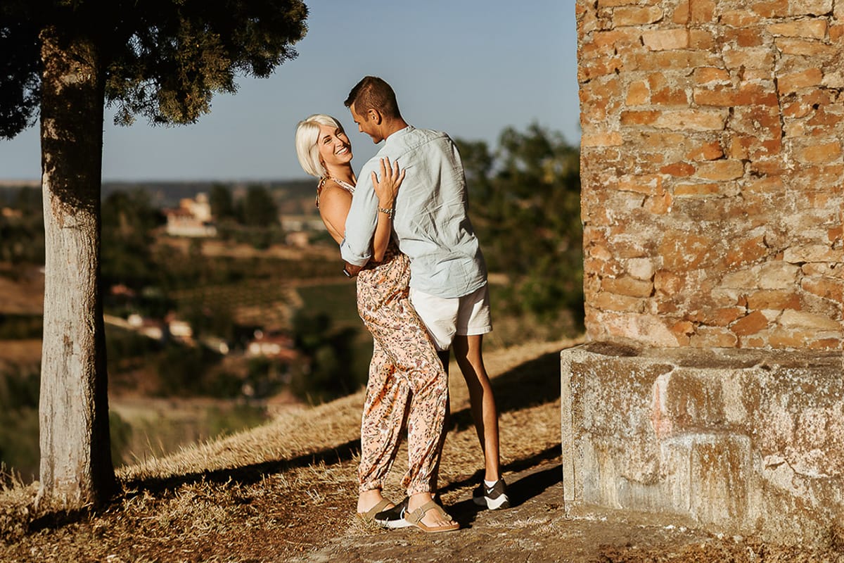 Prewedding da sogno a Nizza Monferrato intorno alla chiesa della Madonna della Neve. Matteo e Fiammetta si guardano intensamente