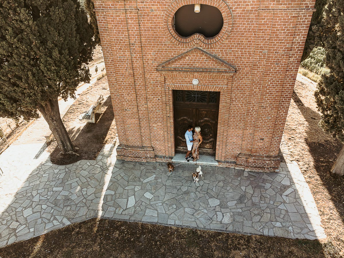 Prewedding da sogno a Nizza Monferrato. Fotografia aerea dal drone della chiesa della Madonna della Neve