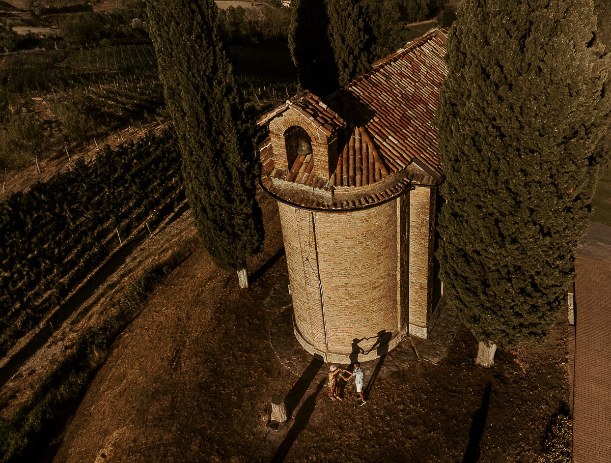 Prewedding da sogno a Nizza Monferrato intorno alla chiesa della Madonna della Neve. Matteo e Fiammetta si guardano intensamente. Foto dal drone