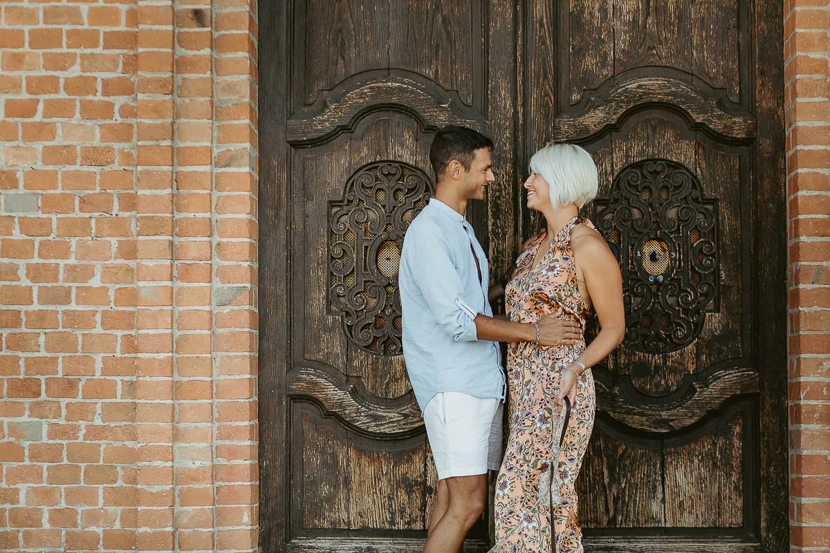 Prewedding da sogno a Nizza Monferrato intorno alla chiesa della Madonna della Neve. Fiammetta e Matteo davanti alla chiesa si guardano