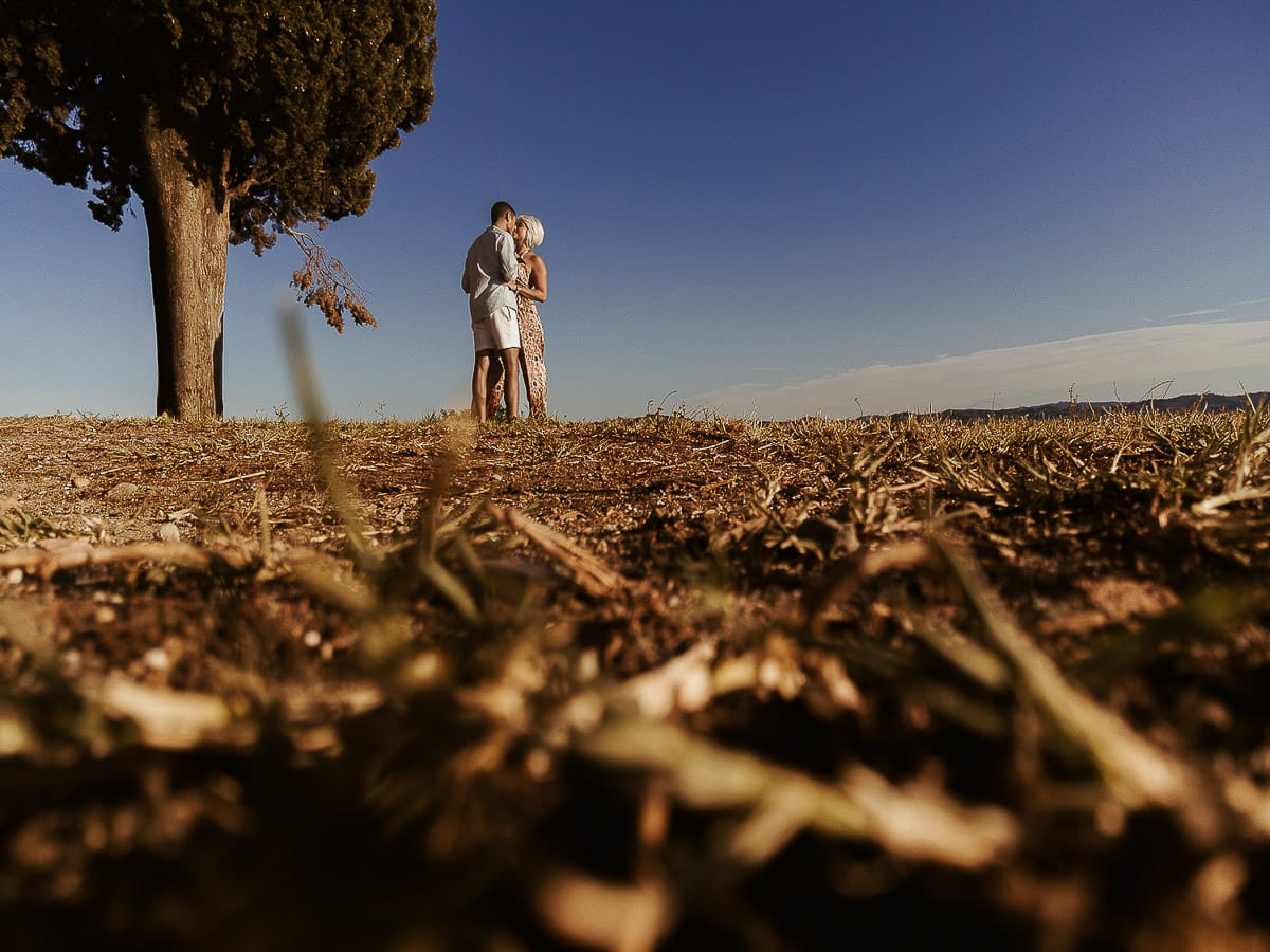 Prewedding da sogno a Nizza Monferrato intorno alla chiesa della Madonna della Neve. Matteo e Fiammetta si guardano intensamente. Foto dal drone posto sul terreno.