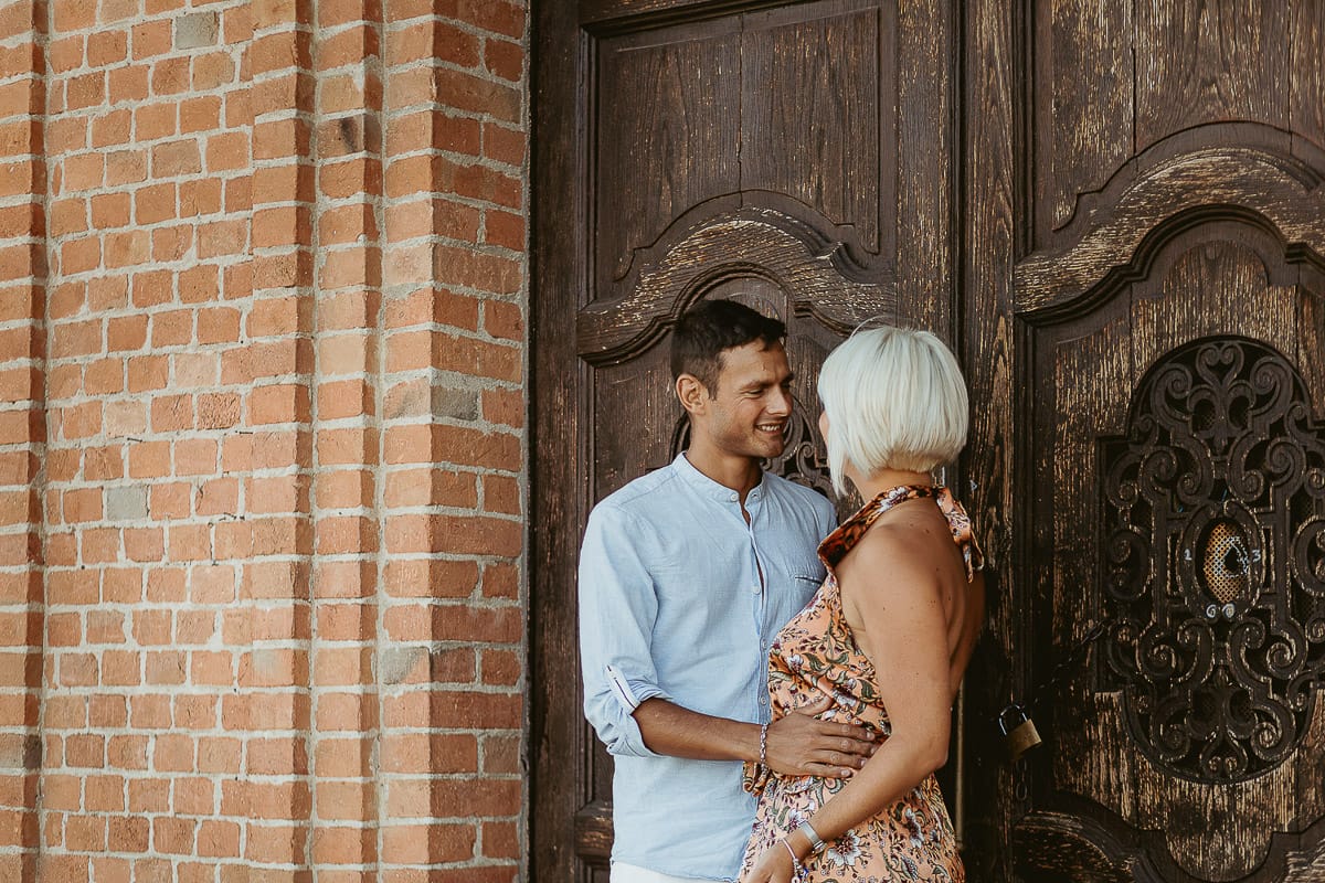 Prewedding da sogno a Nizza Monferrato intorno alla chiesa della Madonna della Neve. Fiammetta e Matteo davanti alla chiesa