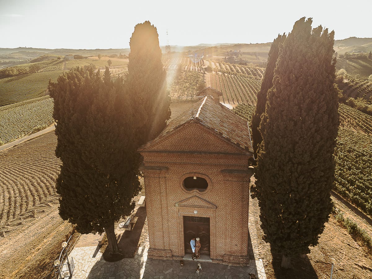 Prewedding da sogno a Nizza Monferrato. Fotografia aerea dal drone della chiesa della Madonna della Neve