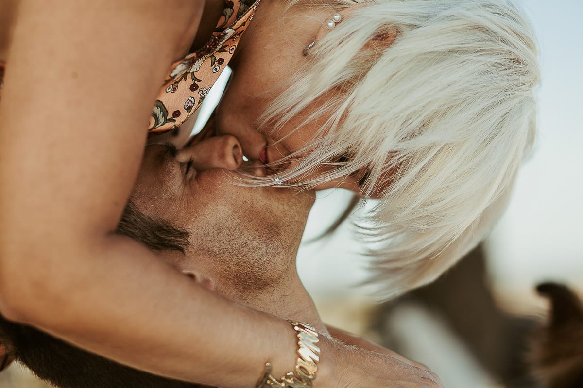 Prewedding da sogno a Nizza Monferrato intorno alla chiesa della Madonna della Neve. Matteo e Fiammetta seduti su di una panchina all'ombra di un grande albero con i volpini Megan e Harry. Fiammetta bacia matteo piegandosi su di lui