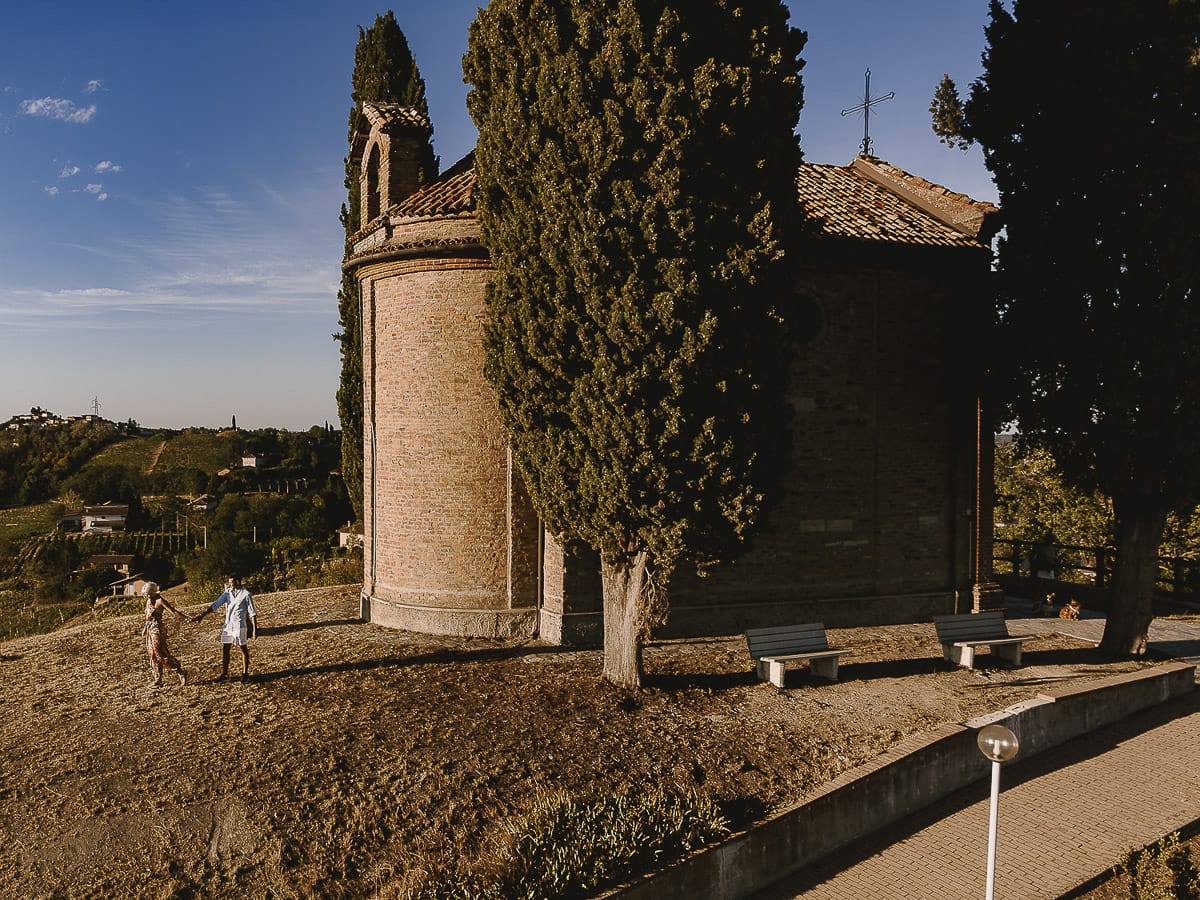 Prewedding da sogno a Nizza Monferrato intorno alla chiesa della Madonna della Neve. Matteo e Fiammetta dietro la chiesa si tengono per mano